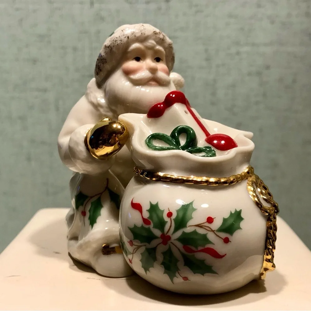 LENOX HOLIDAY SANTA WITH BAG OF TOYS SALT AND PEPPER SHAKERS HOLLY PATTE…